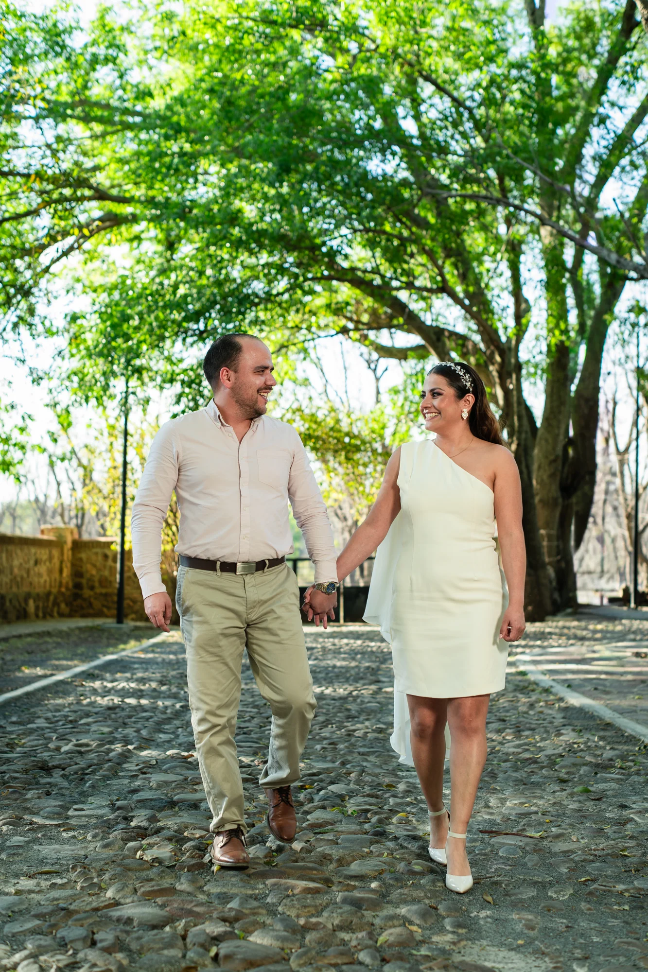 Pareja caminando durante su sesión