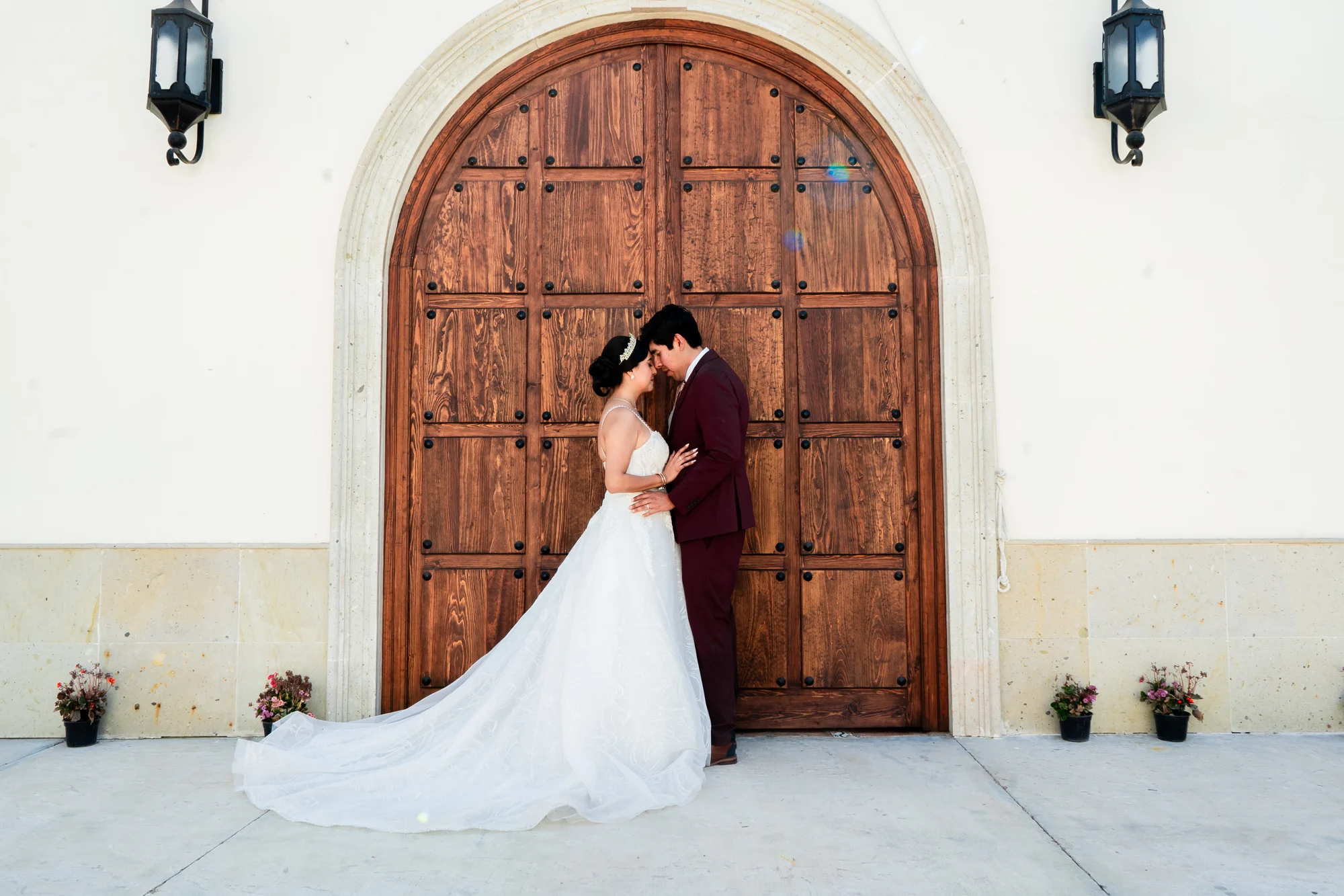 Novios frente a una puerta de madera