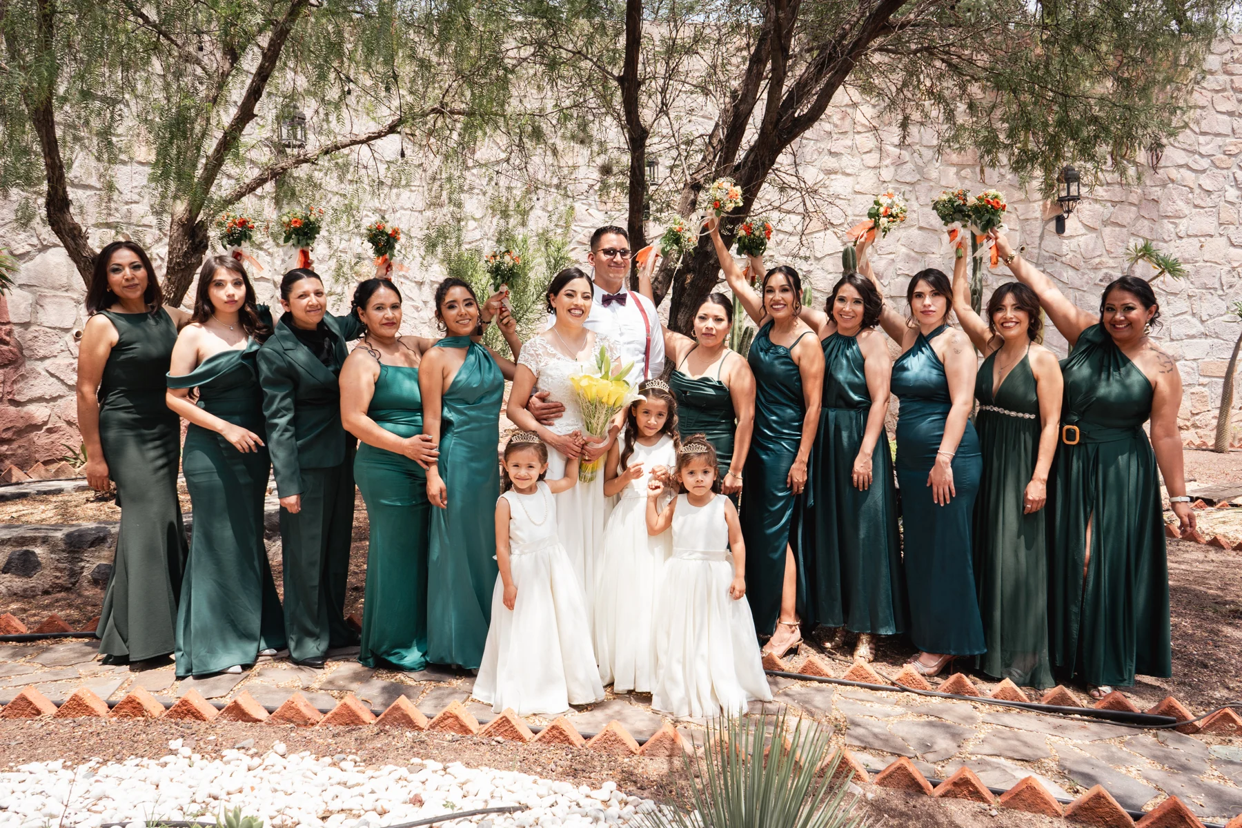 Los novios junto a sus acompañantes y niñas del cortejo en un retrato de grupo
