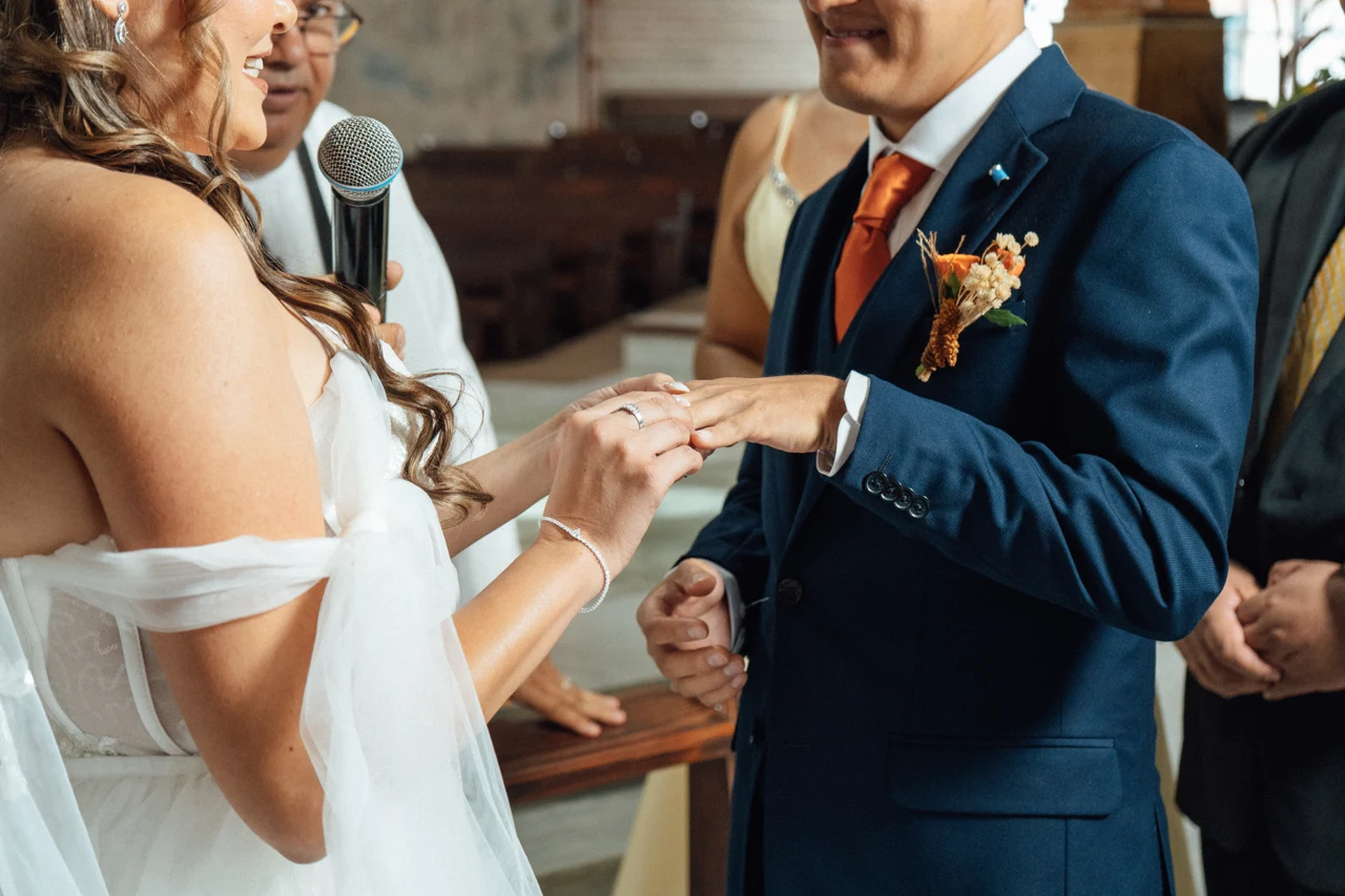 La novia coloca el anillo al novio durante la ceremonia