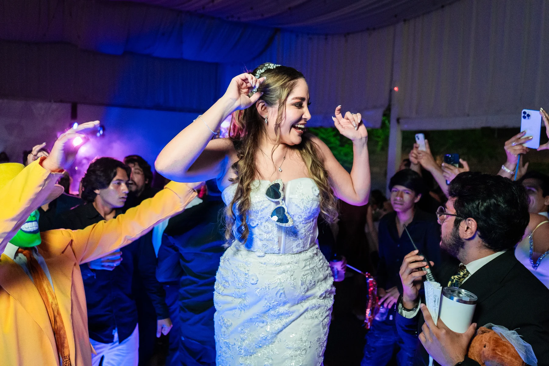 La novia baila rodeada de invitados durante la fiesta
