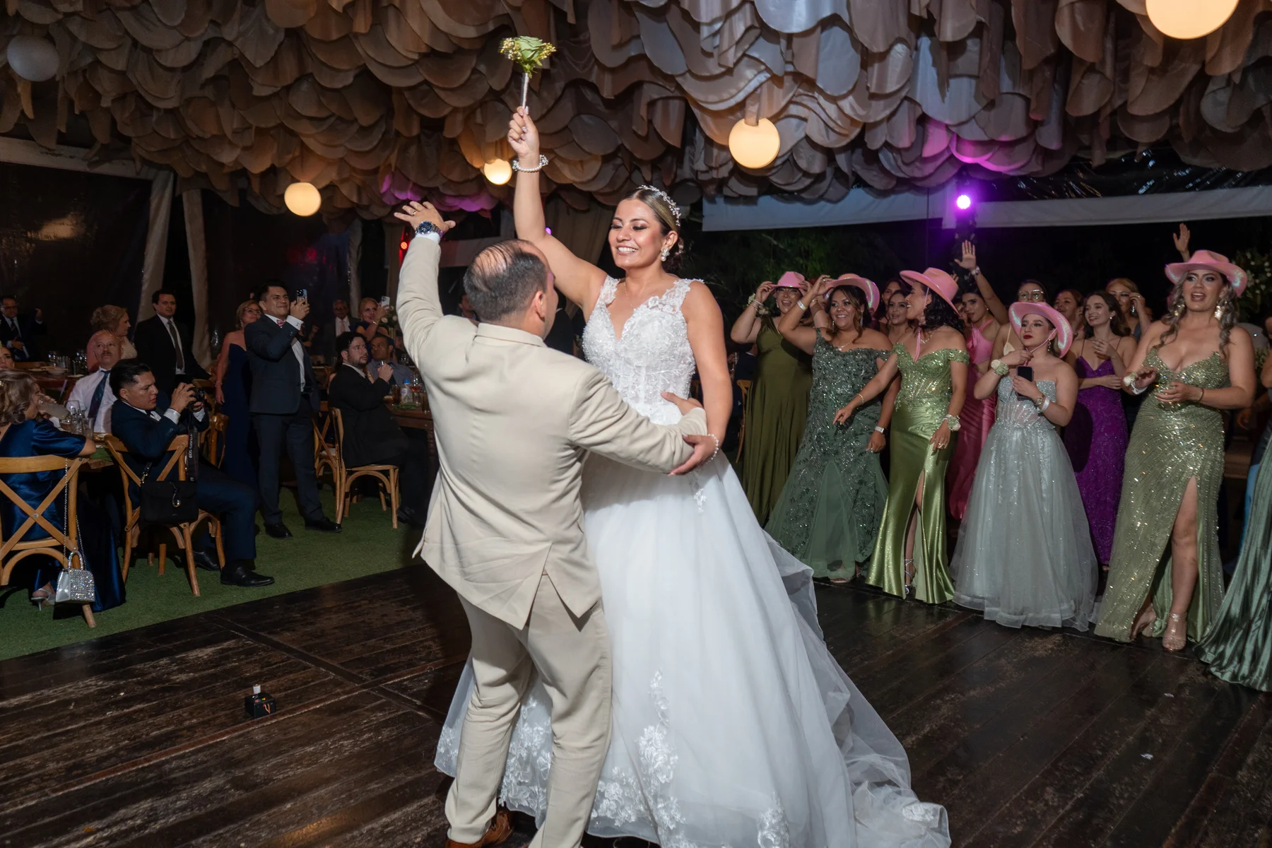 Los novios celebran en la pista junto a sus invitados