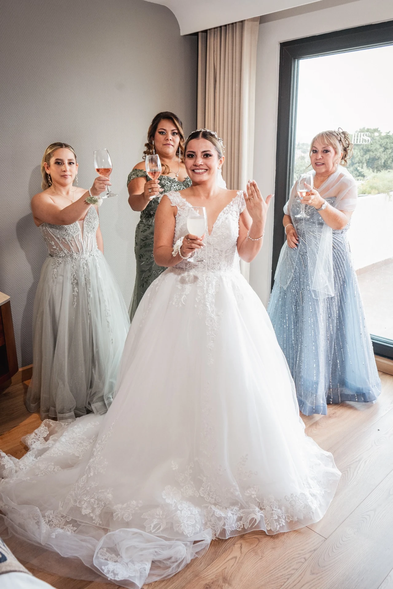 La novia brinda con tres acompañantes antes de la ceremonia